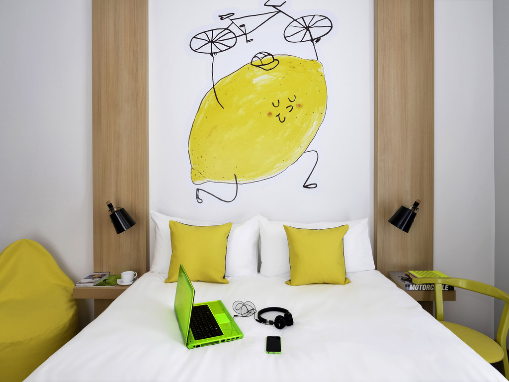 ibis Styles Budapest City. L'ibis Styles Budapest City est id?alement situ? sur les rives du Danube, pr?s du centre-ville et des quartiers financiers et historiques de la ville. L'h?tel offre une vue imprenable sur la colline Gell?rt-hegy. Passez une excellente nuit de sommeil dans l'une de nos 130 chambres au confort exceptionnel et aux couleurs vives stimulantes. ibis Styles Budapest City. L'ibis Styles Budapest City est id?alement situ? sur les rives du Danube, pr?s du centre-ville et des quartiers financiers et historiques de la ville. L'h?tel offre une vue imprenable sur la colline Gell?rt-hegy. Passez une excellente nuit de sommeil dans l'une de nos 130 chambres au confort exceptionnel et aux couleurs vives stimulantes.
