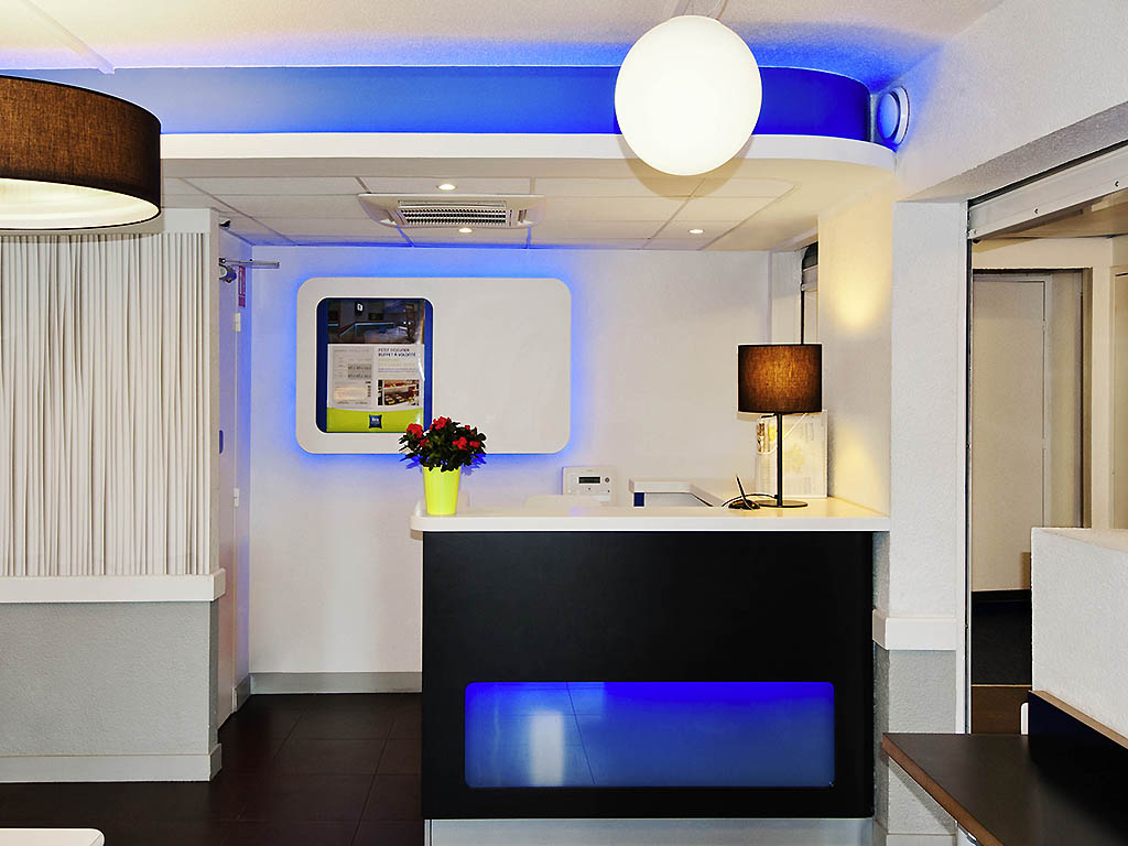 ibis budget Viry-Ch?tillon A6. ibis budget, le choix malin d'h?bergement ! Au cours de vos voyages, faites le choix de dormir dans une chambre r?nov?e, con?ue pour 1, 2 ou 3 personnes, ?quip?e d'une douche, toilettes, pour un prix tr?s ?conomique. Profitez aussi des bienfaits d' un petit d?jeuner gourmand ? petit prix ! l'ibis Budget de Viry Chatillon est ? proximit? imm?diate d'un centre commercial, d'un parcours de sant? au lac de Viry Chatillon pour les sportifs. ibis budget Viry-Ch?tillon A6. ibis budget, le choix malin d'h?bergement ! Au cours de vos voyages, faites le choix de dormir dans une chambre r?nov?e, con?ue pour 1, 2 ou 3 personnes, ?quip?e d'une douche, toilettes, pour un prix tr?s ?conomique. Profitez aussi des bienfaits d' un petit d?jeuner gourmand ? petit prix ! l'ibis Budget de Viry Chatillon est ? proximit? imm?diate d'un centre commercial, d'un parcours de sant? au lac de Viry Chatillon pour les sportifs.